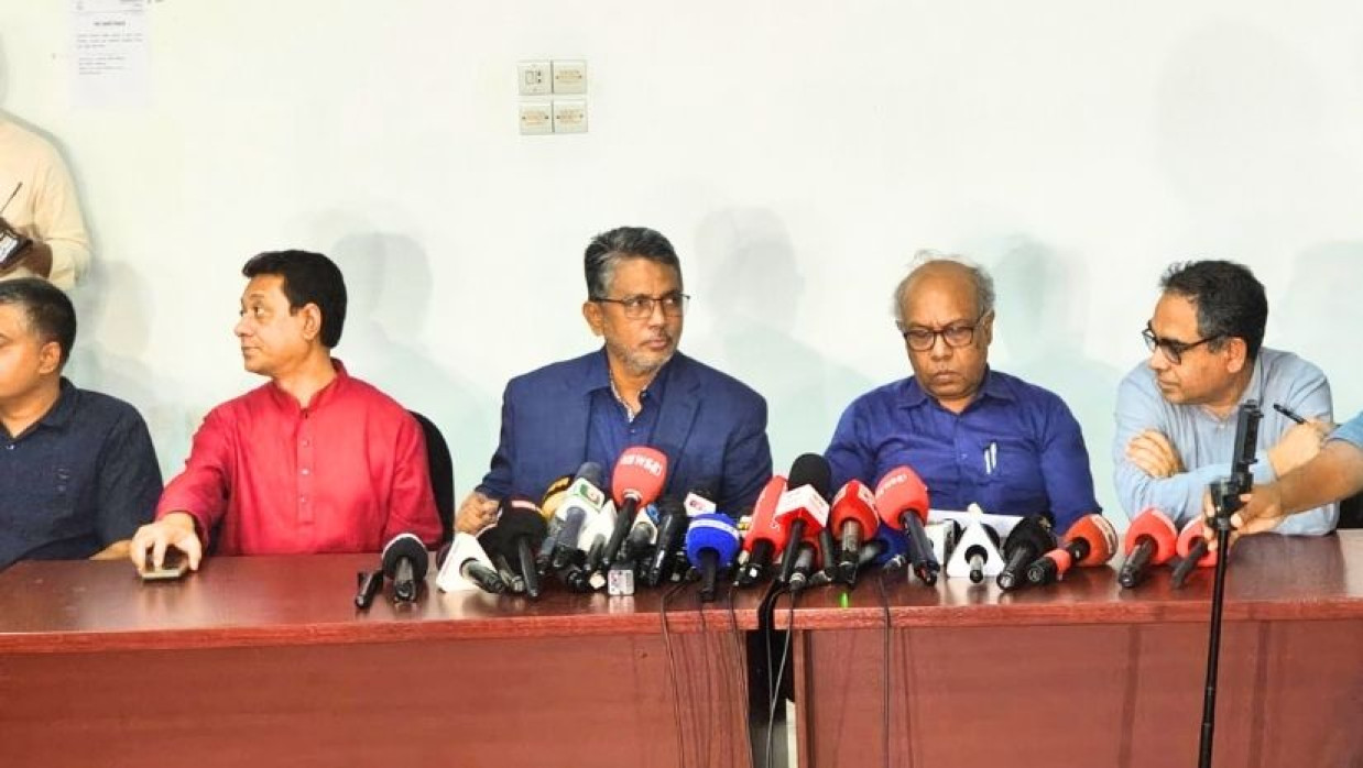 কথা বলছেন ডাকসুর চীফ রিটার্নিং কর্মকর্তা