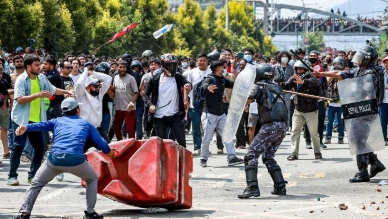 লাঠিপেটা করে বিক্ষোভকারীদের দমনের চেষ্টা করে আইনশৃঙ্খলা বাহিনীর সদস্যরা