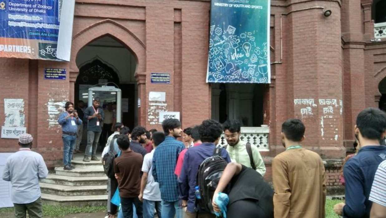 কার্জন হল কেন্দ্রে ডাকসুর ভোট দিতে সকাল থেকেই শিক্ষার্থীদের লাইন