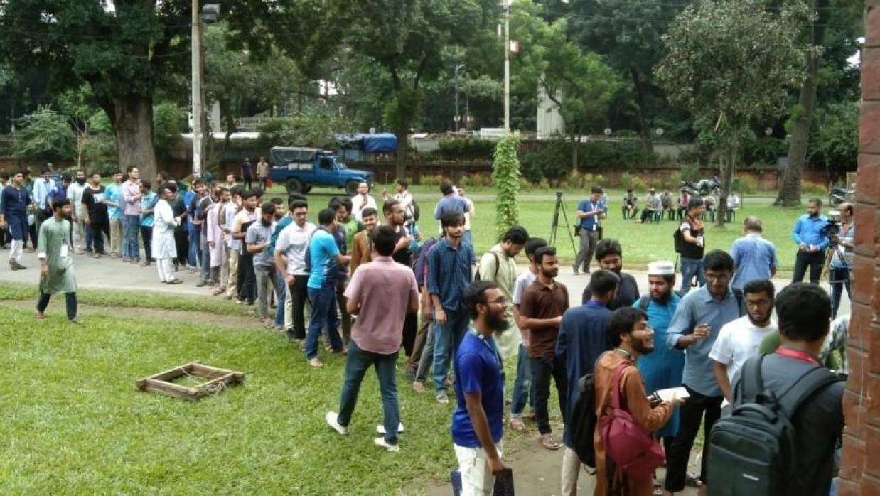 ডাকসু নির্বাচনে ভোটাধিকার প্রয়োগ করছেন ঢাবির শিক্ষার্থীরা