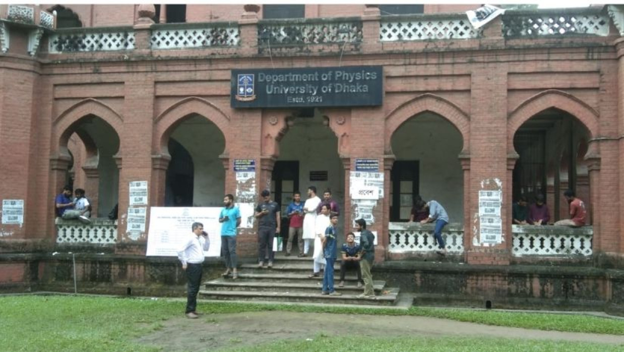 সবার উপস্থিতিতে ব্যালট বাক্স সিলগালার মধ্য দিয়ে শুরু হলো ডাকসু নির্বাচন