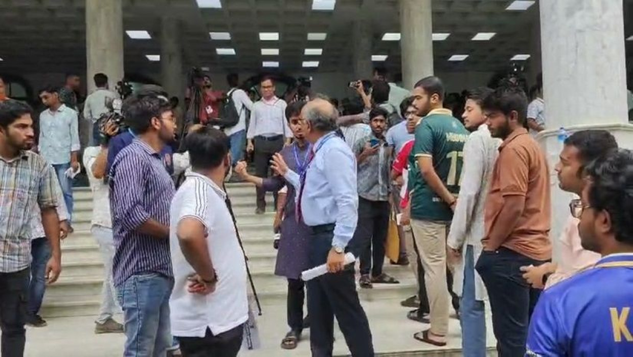 সিনেট ভবন কেন্দ্র থেকে প্রার্থীদের সরিয়ে দেওয়া হচ্ছে