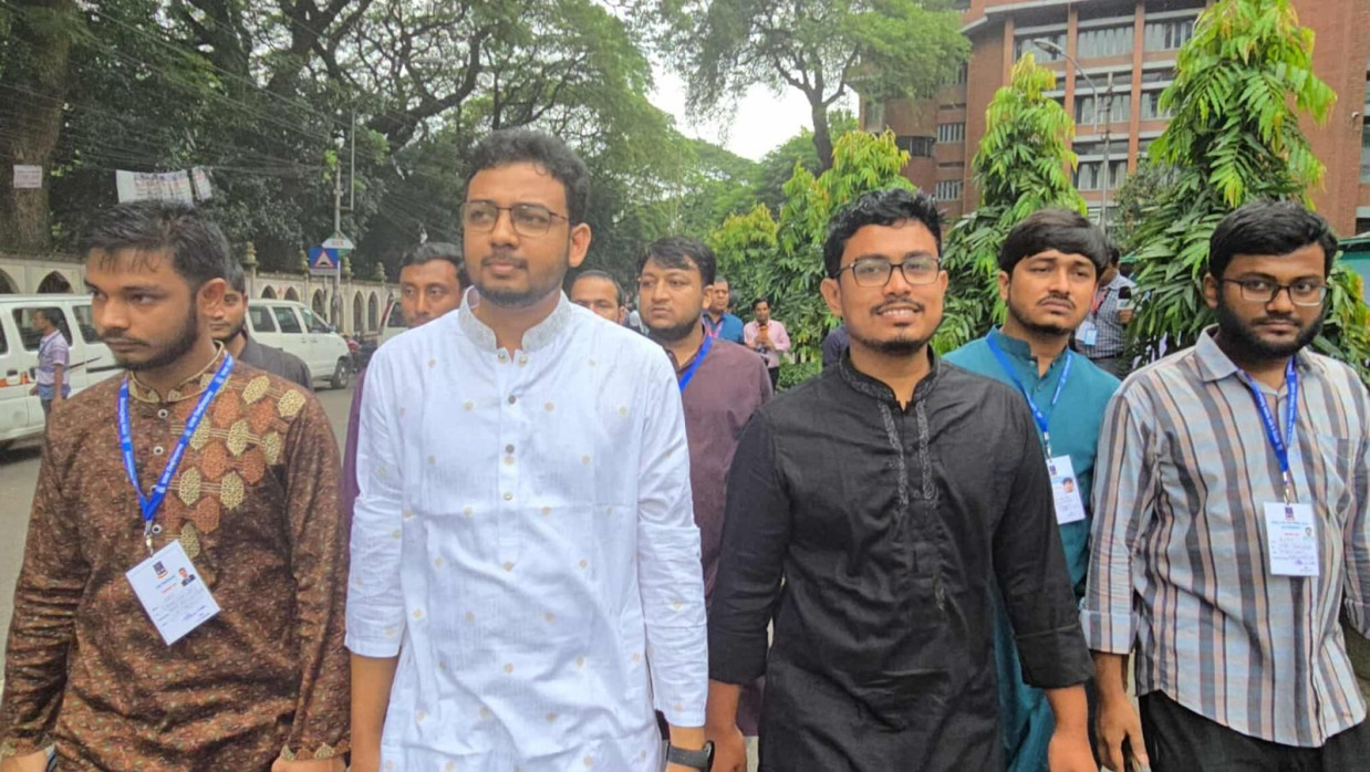 ভোট দিতে কেন্দ্রে যাচ্ছেন আবু সাদিক কায়েম