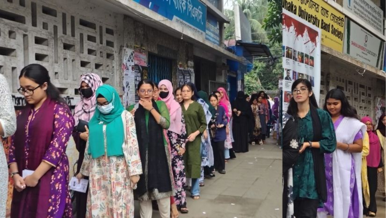 মেয়েদের দীর্ঘ লাইন