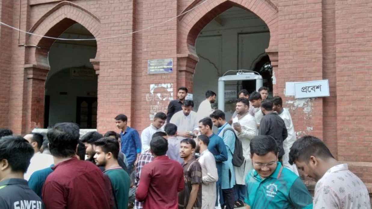 কার্জন হল কেন্দ্রে শিক্ষার্থীদের লাইনে ভোট চাইতে দেখা যায় কয়েকজন প্রার্থী ও তাদের সমর্থকদের