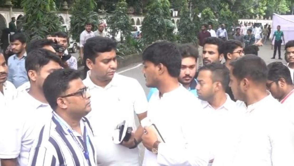 ভোটকেন্দ্রে ভিপি প্রার্থী আবিদের সঙ্গে ছাত্রদল সম্পাদক নাছির