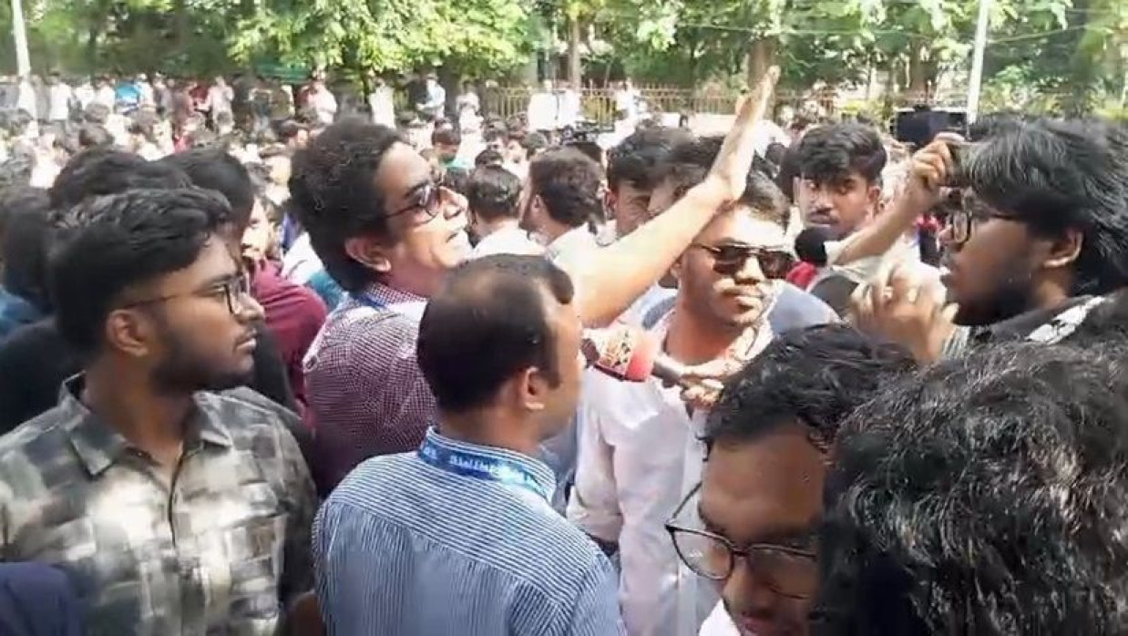 ডাকসু নির্বাচনে শারীরিক শিক্ষা কেন্দ্রে পরিস্থিতি সামাল দেওয়ার চেষ্টা করছে কর্তৃপক্ষ