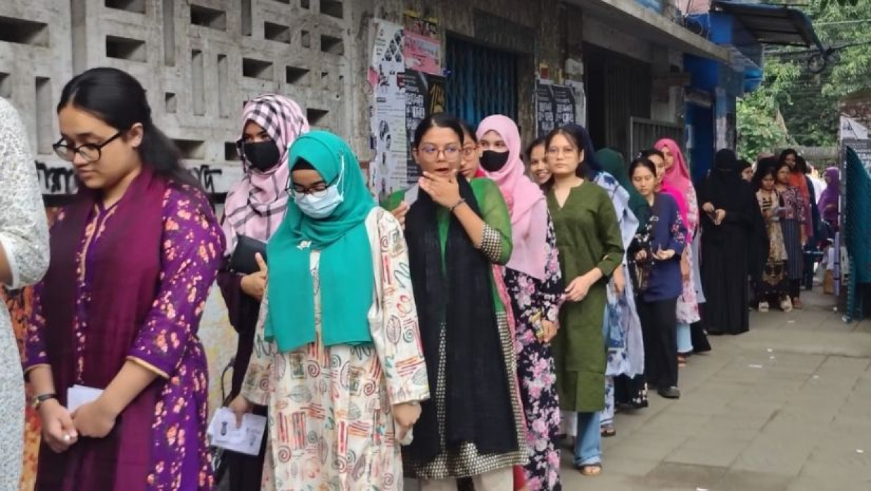 দেড় ঘণ্টায় টিএসসি কেন্দ্রে ৭০০ ভোট কাস্ট