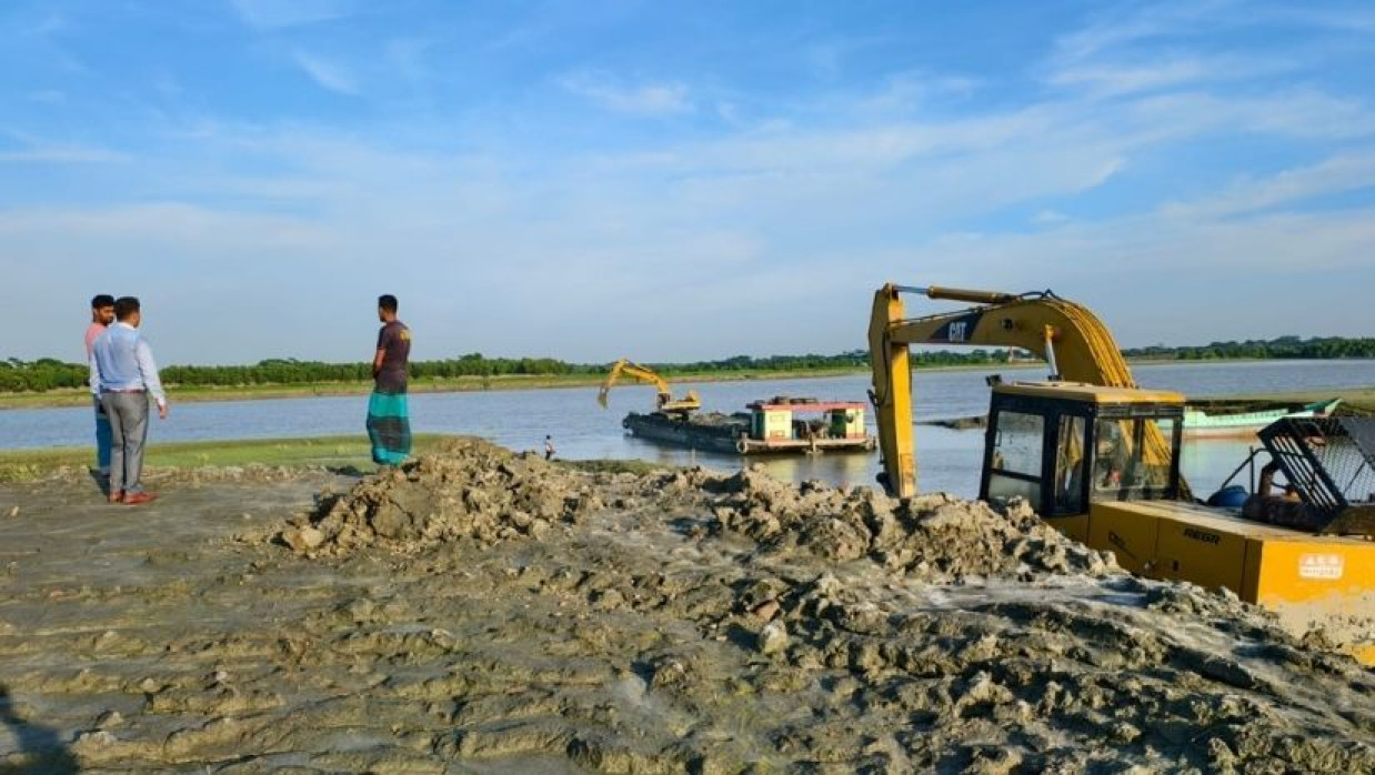 কৃষিজমি কাটায় ব্যবহৃত এক্সকেভেটর