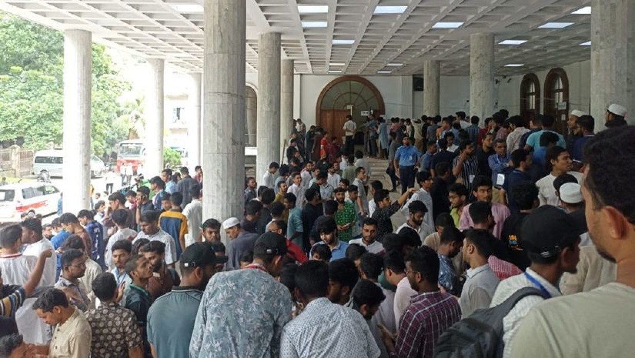 ঢাবির সিনেট ভবন কেন্দ্রে ভোটারের লাইনে প্রার্থীদের ভিড়