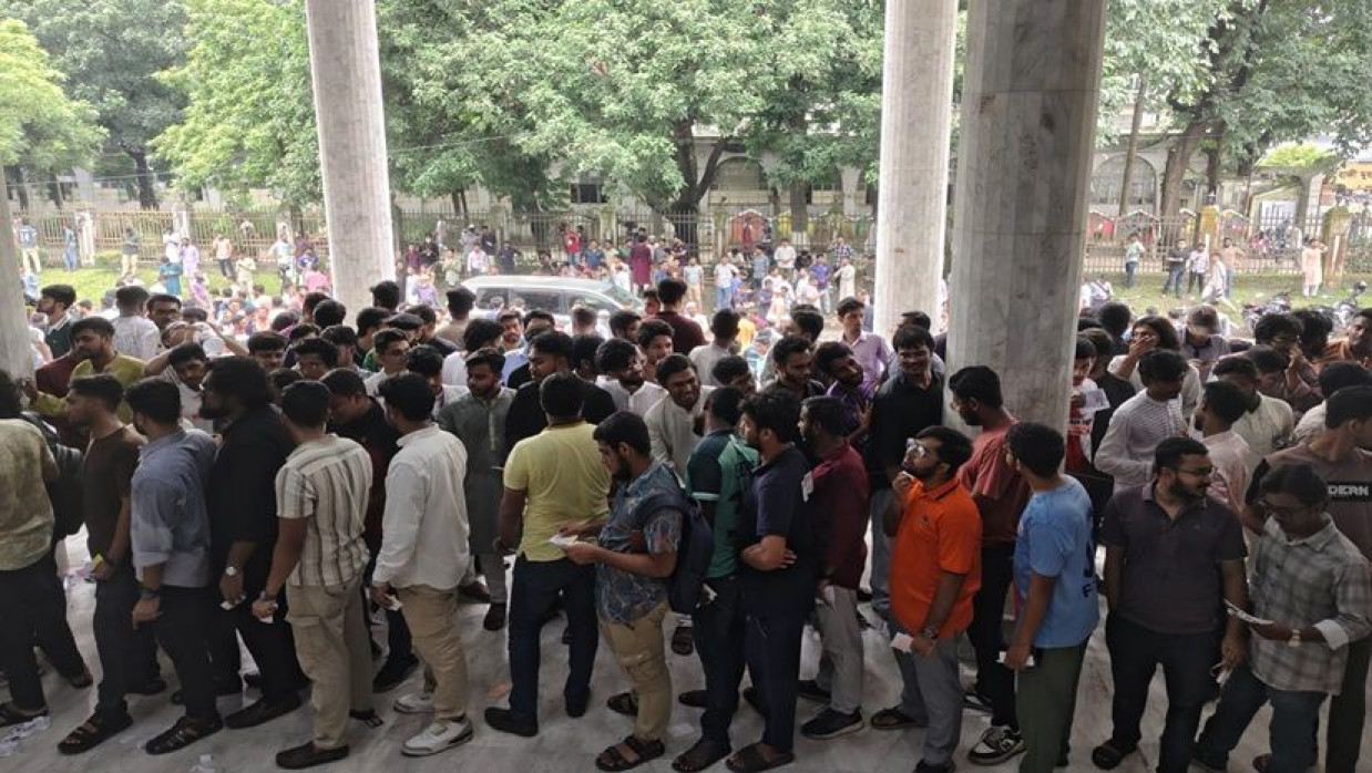 সিনেট ভবন কেন্দ্রে ভোট দিতে শিক্ষার্থীদের দীর্ঘ লাইন