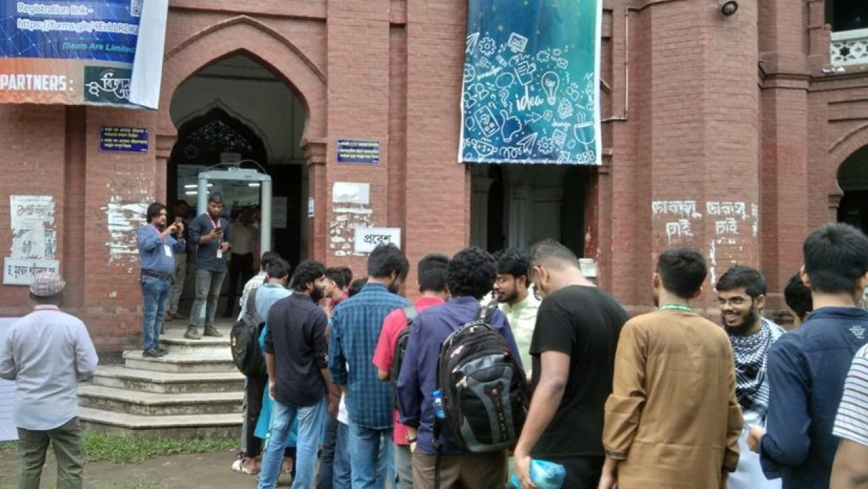 কার্জন হল কেন্দ্রে শিক্ষার্থীরা লাইন দিয়ে ভোট দিচ্ছেন 