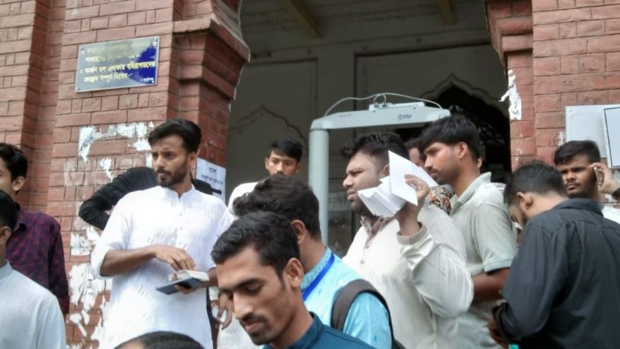 কার্জন হল কেন্দ্রে শিক্ষার্থীরা