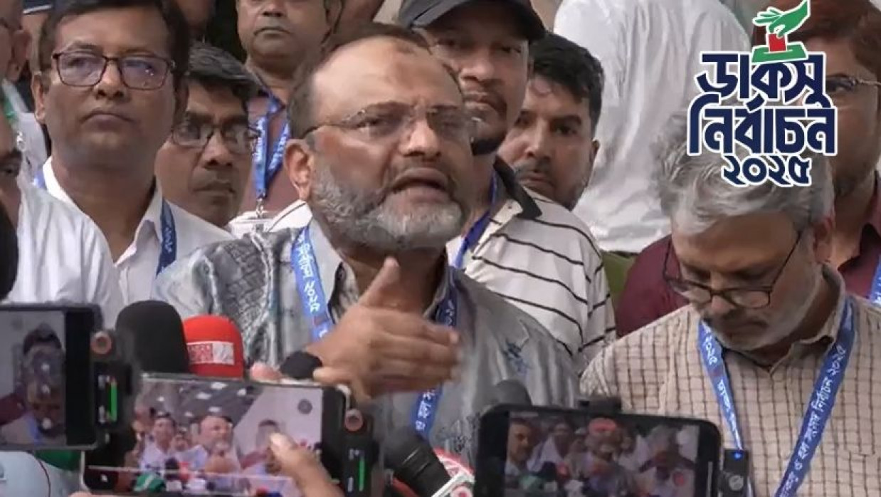 ভোটকেন্দ্র পরিদর্শন শেষে সংবাদ সম্মেলনে ঢাবি ভিসি