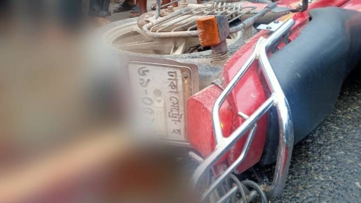 ঘটনাস্থলে পড়ে থাকা মোটরসাইকেল