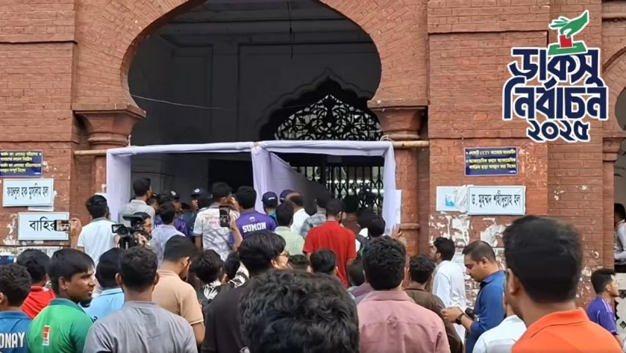 কার্জন হলে এলইডি স্ক্রিন বন্ধ হয়ে গেলে বিক্ষোভ করেন শিক্ষার্থীরা