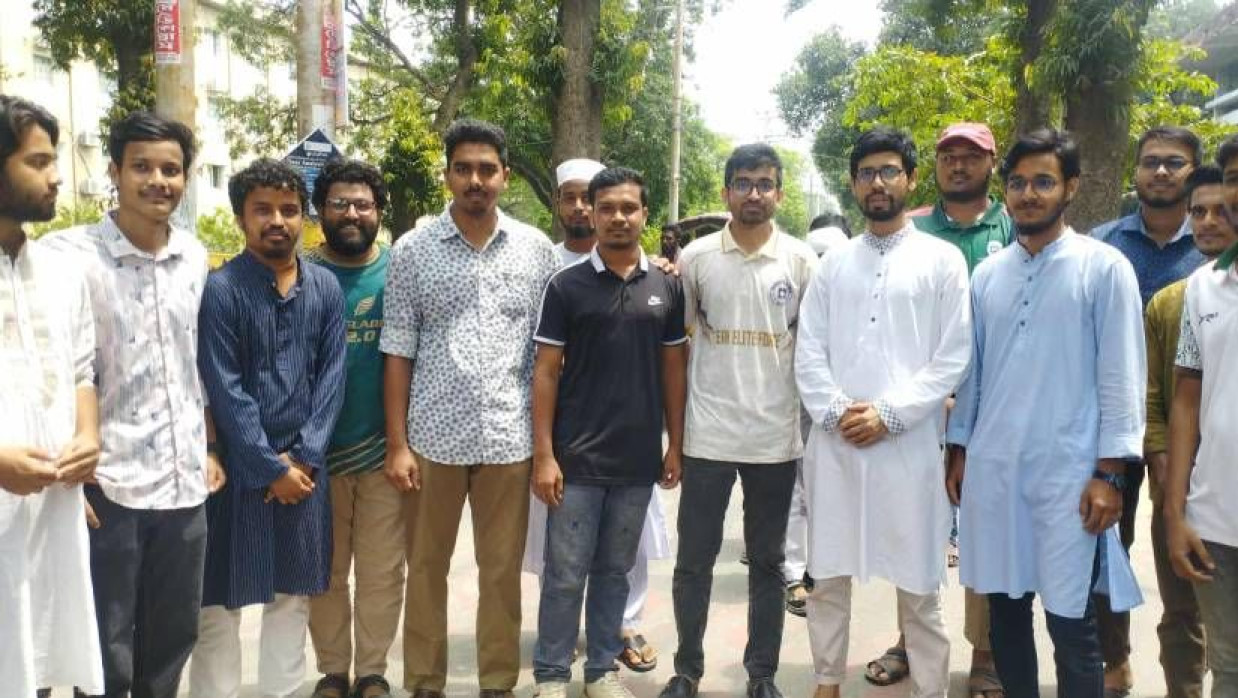 বিশ্ববিদ্যালয়ের টুকিটাকি চত্বরে প্রচারণায় অংশ নিতে দেখা যায় ছাত্রদল ও ছাত্রশিবিরের প্যানেলের নেতাকর্মীদের