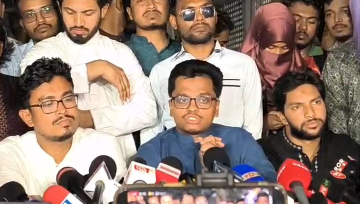 সংবাদ সম্মেলনে ফরহাদ