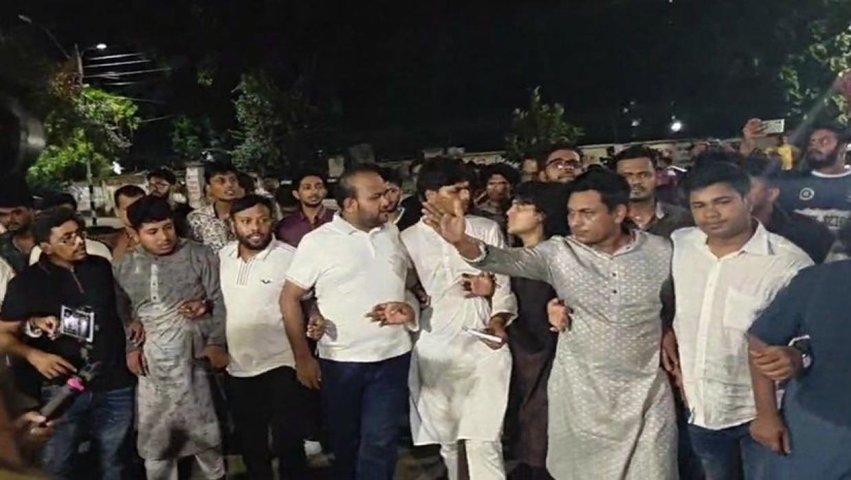 ডাকসু নির্বাচনে কারচুপির অভিযোগে ঢাবি ক্যাম্পাসে ছাত্রদলের বিক্ষোভ