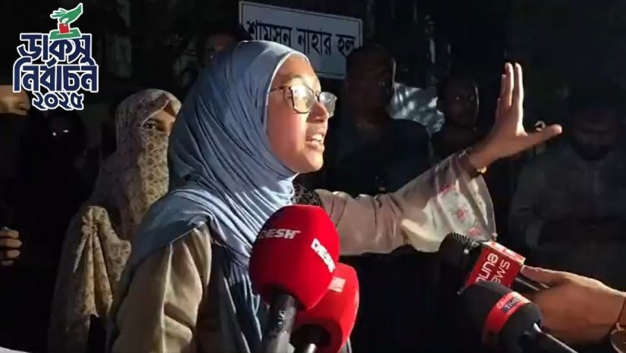 সাংবাদিকদের সঙ্গে কথা বলছেন শামসুন নাহার হল সংসদের জিএস প্রার্থী সামিয়া মাসুদ মম