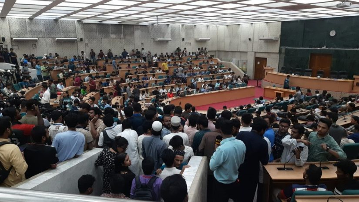 ডাকসু নির্বাচনের ফলাফল জানতে সিনেট ভবনে গণমাধ্যমসহ সংশ্লিষ্টদের ভিড়