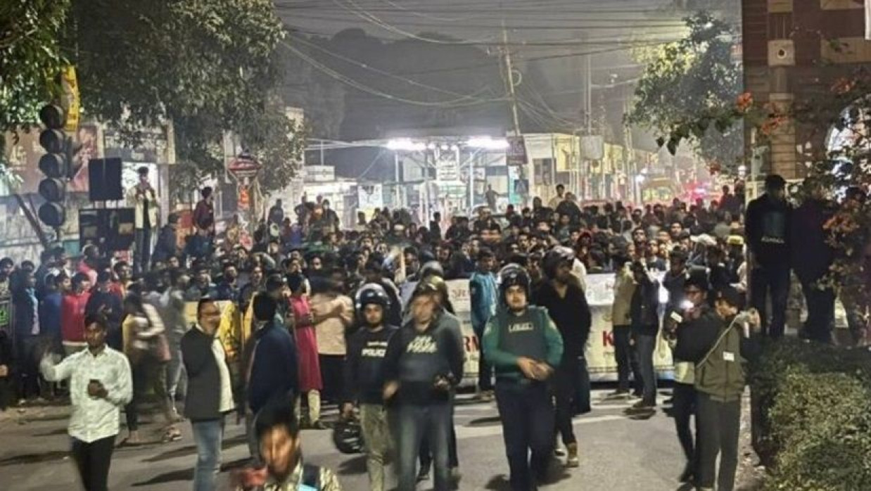 ঢাকা বিশ্ববিদ্যালয় এলাকায় সতর্ক অবস্থানে রয়েছে আইনশৃঙ্খলা রক্ষা বাহিনী