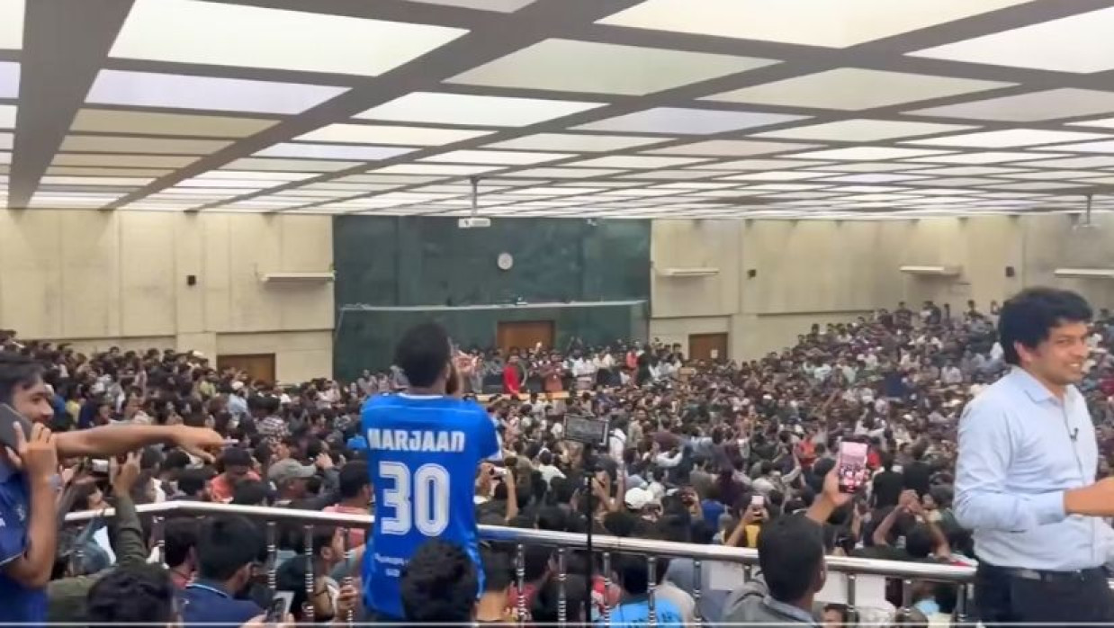 সিনেট ভবনে স্লোগানরত শিক্ষার্থীরা