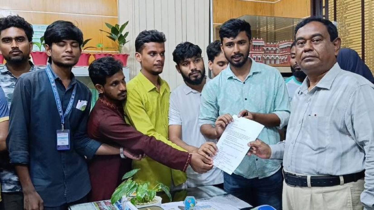 অধ্যক্ষের কাছে স্মারকলিপি দিচ্ছেন শিক্ষার্থীরা