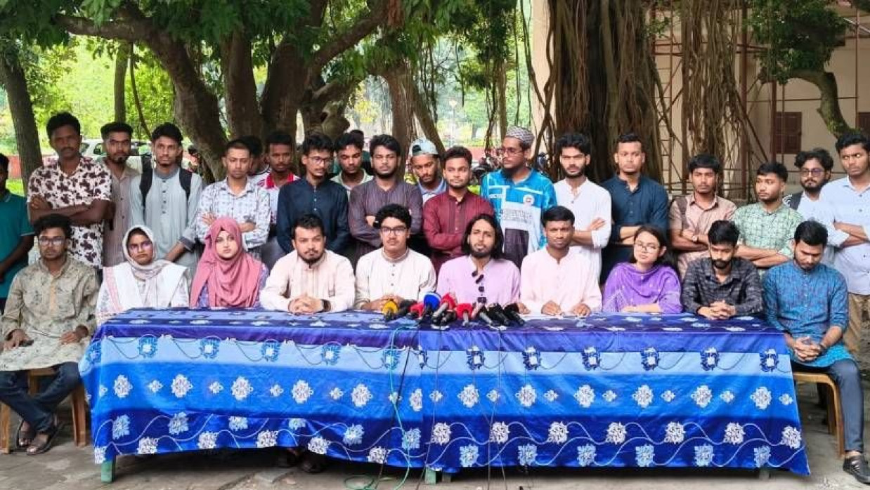 রাকসু ভবনের সামনে সংবাদ সম্মেলনে ‘আধিপত্যবিরোধী ঐক্য’-এর প্যানেল ঘোষণা দেন মেহেদী সজীব