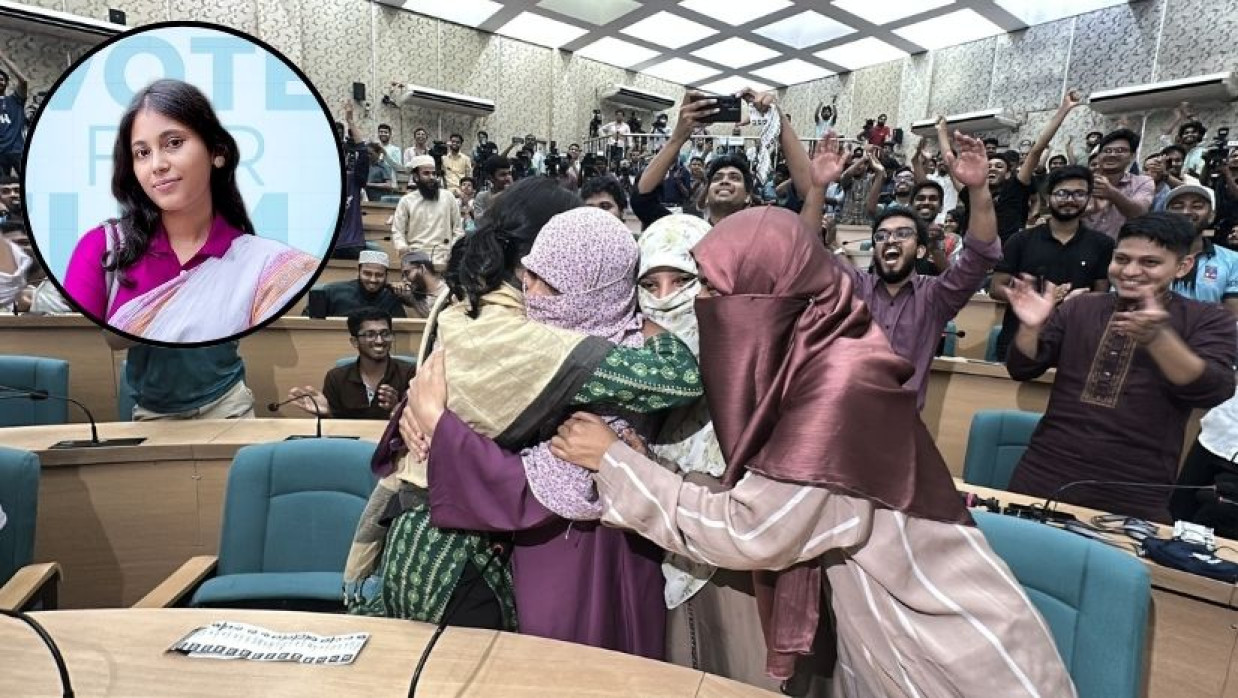 জয়ের পর ঝুমাকে জড়িয়ে ধরেন শিবির সমর্থিত প্র্যানেলের নারী  পার্থীরা