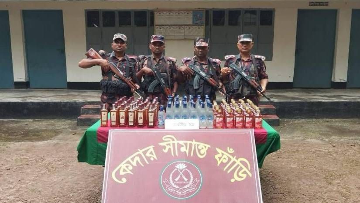 অভিযান চালিয়ে মাদকসহ বিভিন্ন অবৈধ মালামাল জব্দ করে বিজিবি