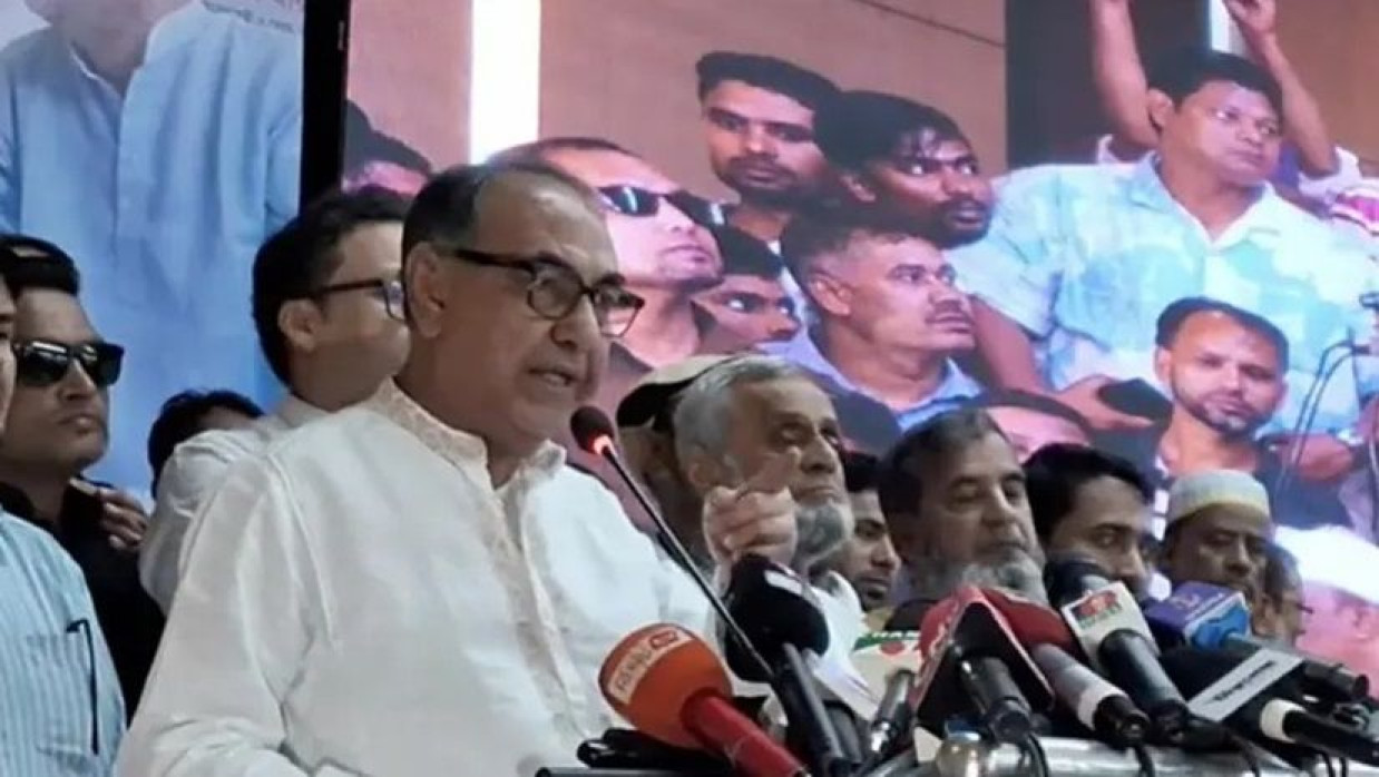 বক্তব্য দিচ্ছেন বিএনপির জাতীয় স্থায়ী কমিটির সদস্য মির্জা আব্বাস