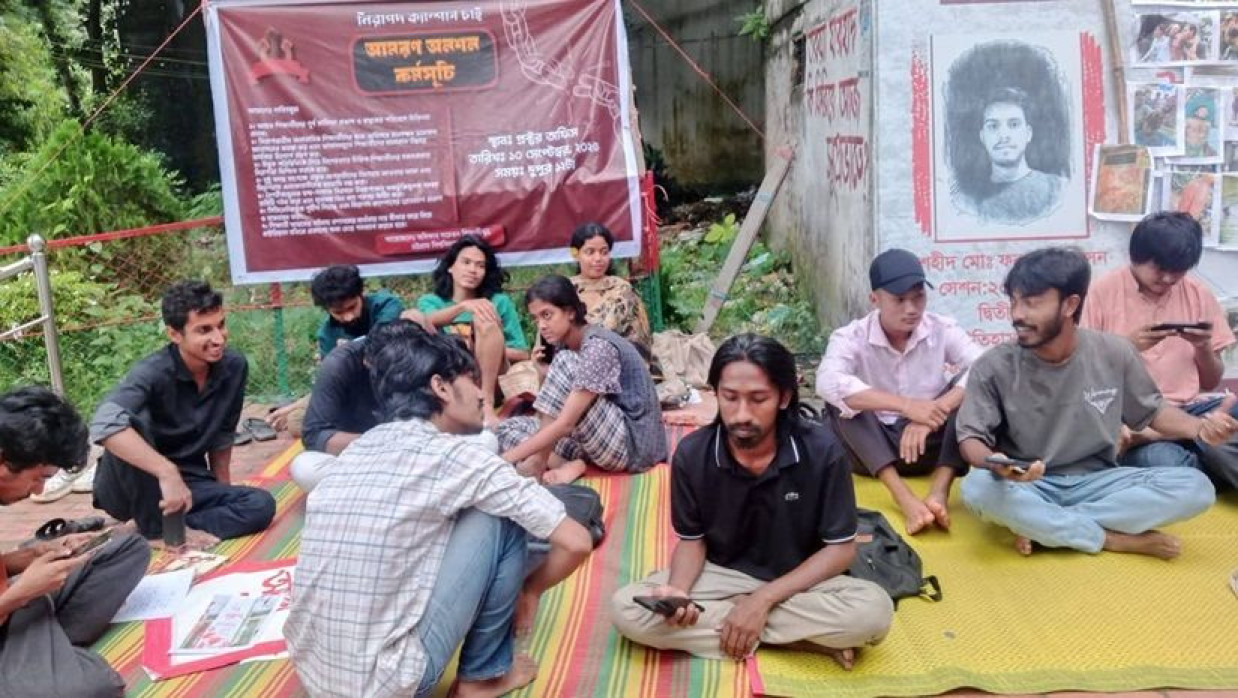 ২৪ ঘণ্টারও বেশি সময় ধরে আমরণ অনশন কর্মসূচি পালন করছেন চবির ৯ শিক্ষার্থী