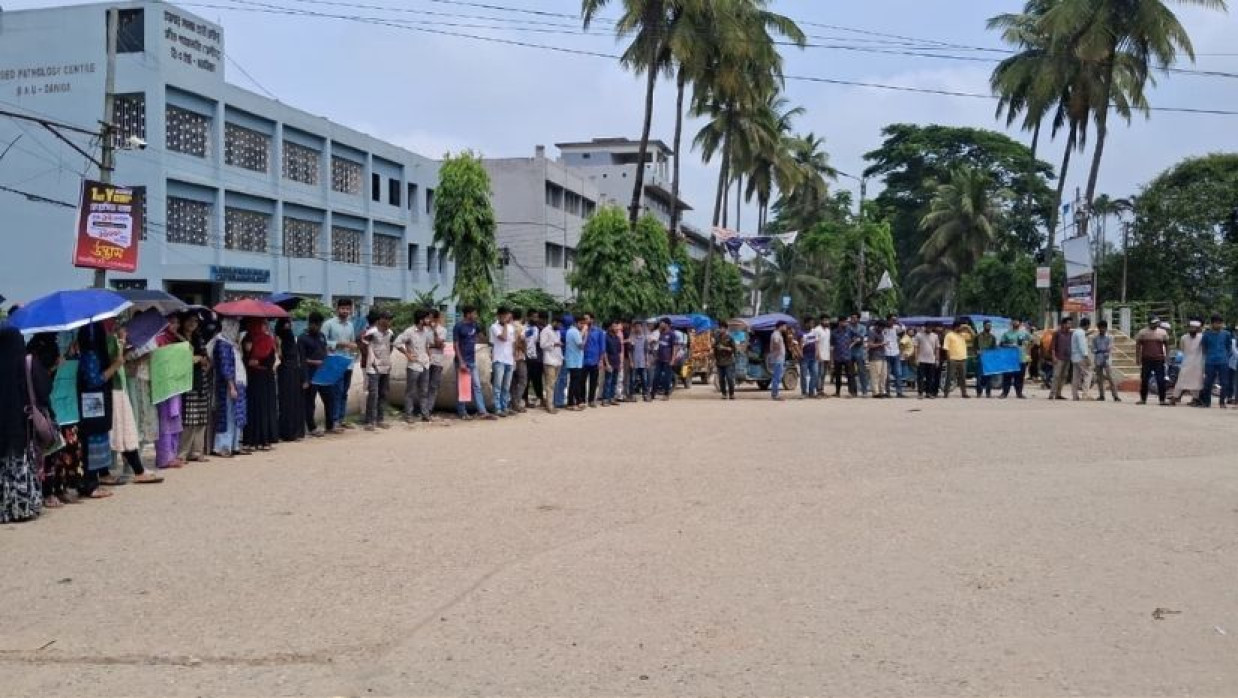 বাকৃবিতে বহিরাগতদের হামলার প্রতিবাদে বৃহস্পতিবার মানববন্ধন করে শিক্ষার্থীরা