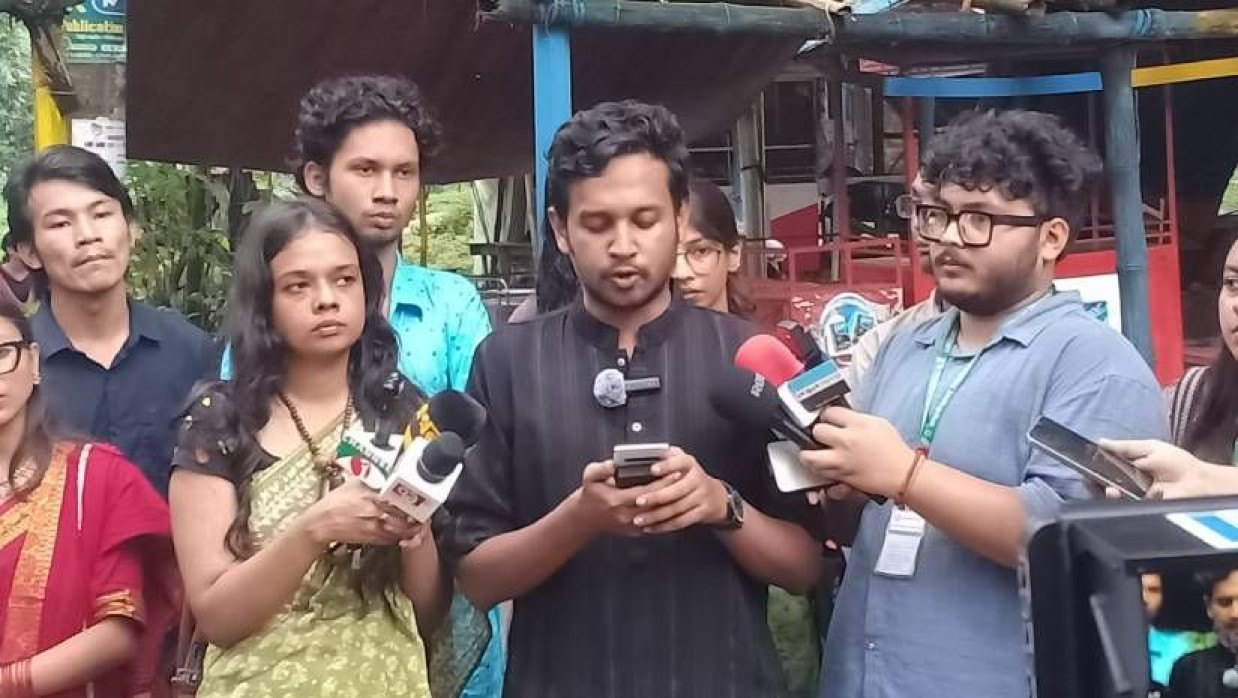 প্রেস ব্রিফিংয়ে ‘সম্প্রীতির ঐক্য’র জিএস  প্রার্থী স্মরণ এহসান কথা বলছেন