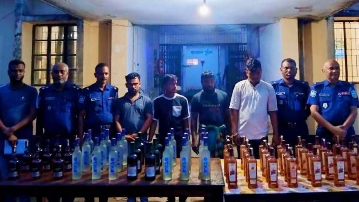 জব্দ করা বোতল ভারতীয় মদ