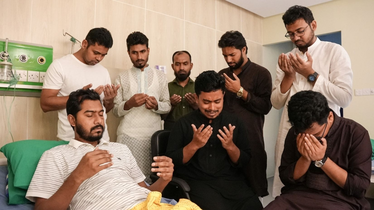 নুরকে দেখতে হাসপাতালে ডাকসুর নবনির্বাচিত শিবির প্যানেলের সদস্যরা।