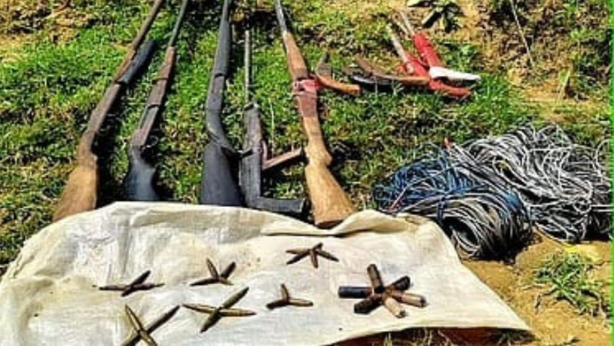 মহেশখালীতে যৌথ বাহিনীর অভিযানে উদ্ধারকৃত অস্ত্র ও গুলি