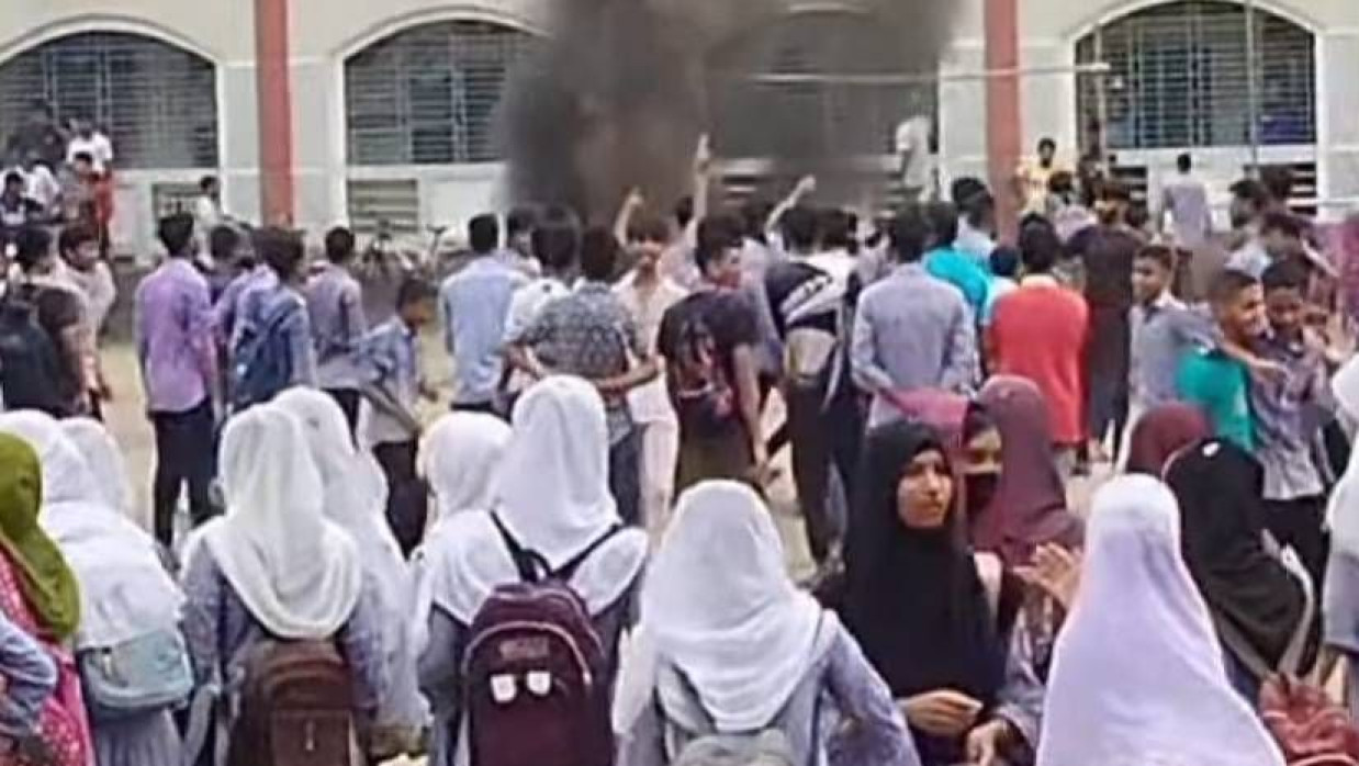 বিদ্যালয়ের মাঠে শিক্ষার্থীদের বিক্ষোভ