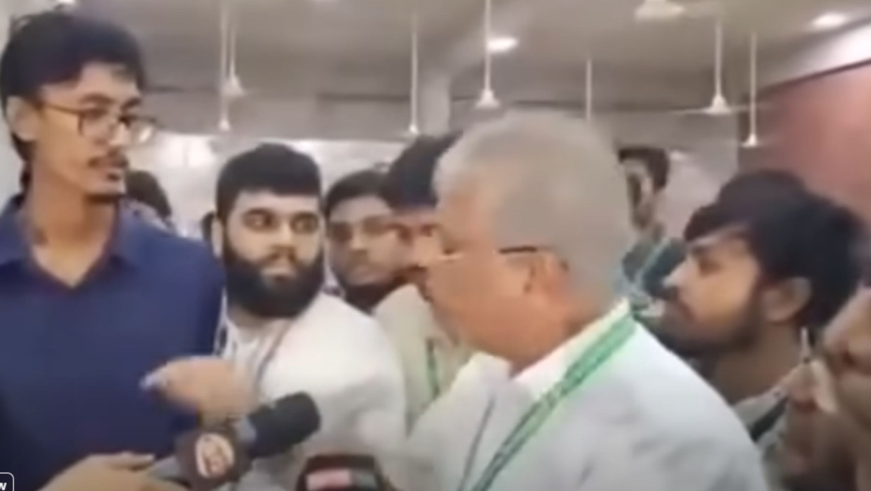 শিক্ষার্থীদের সঙ্গে তর্ক-বিতর্কের ভিডিও