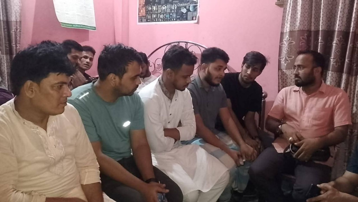 ছাত্রদলের হামলায় আহত শিবির সভাপতিকে দেখতে গেলেন এনসিপির কেন্দ্রীয় নেতা