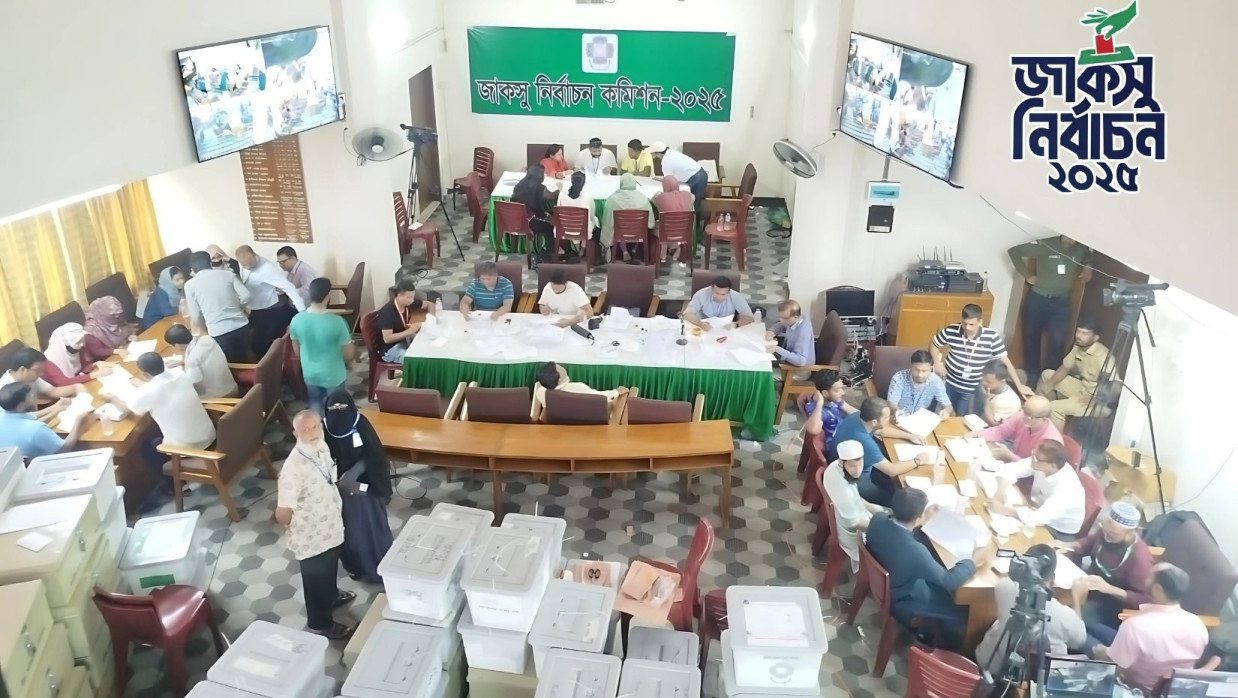 নির্বাচনে চলছে ভোট গণনার কাজ