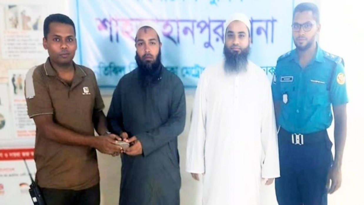 টাকা ফেরত দিচ্ছেন পুলিশ কর্মকর্তা