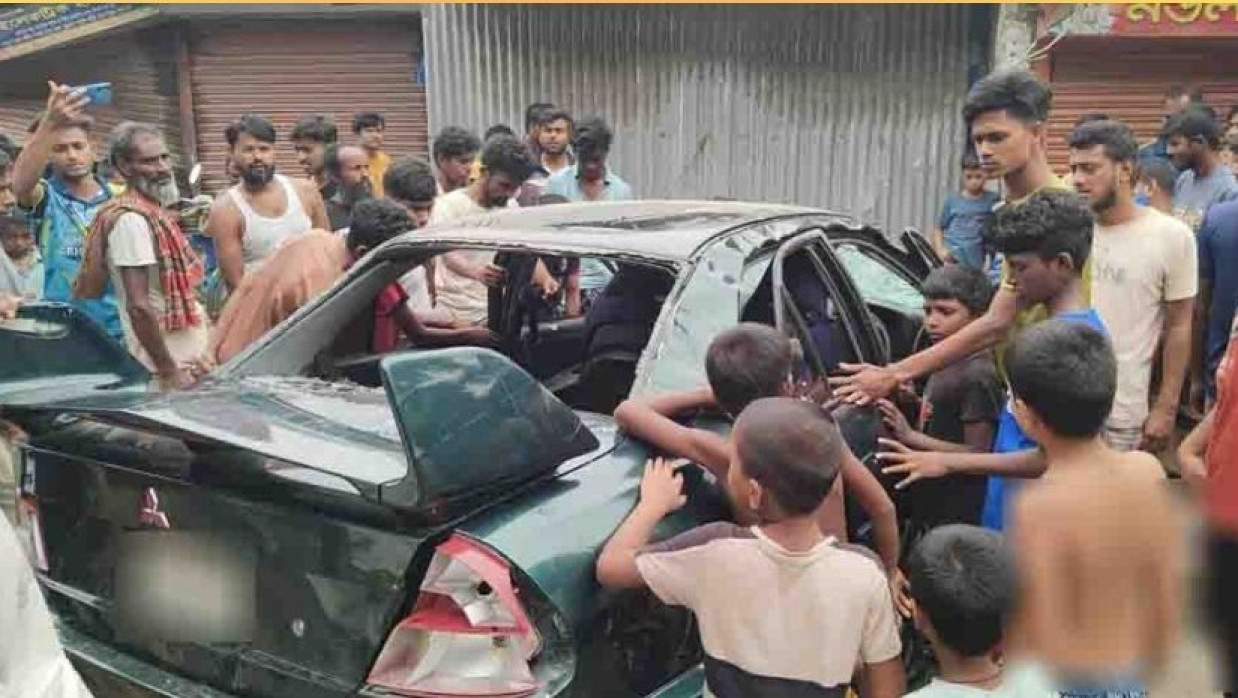 সিরাজগঞ্জে সড়ক দুর্ঘটনার পর ক্ষতিগ্রস্ত প্রাইভেট কার