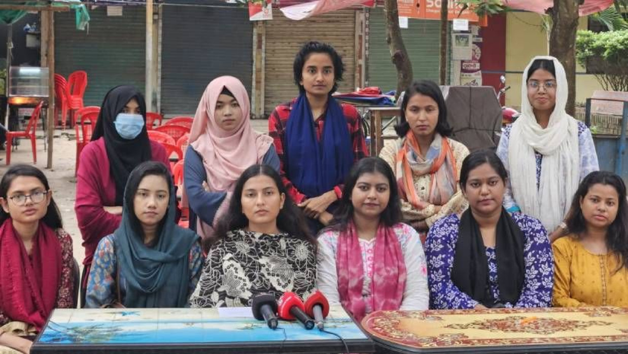 বিশ্ববিদ্যালয়ের পরিবহন মার্কেটে সংবাদ সম্মেলনে নারী প্রার্থীরা