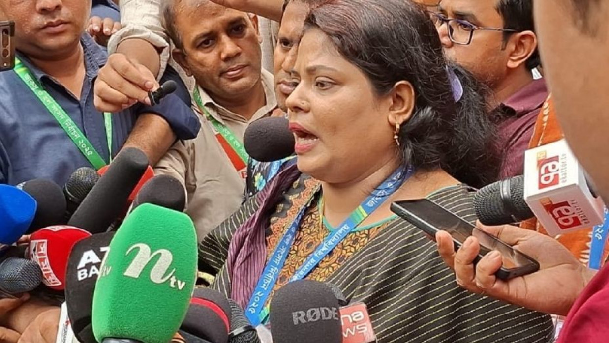 সাংবাদিক সঙ্গে কথা বলছেন অধ্যাপক সুলতানা আক্তার