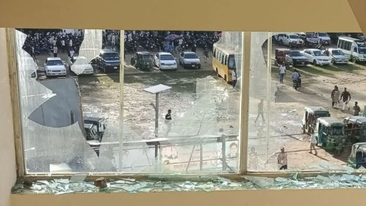 কক্সবাজারে রুহুল আমিন স্টেডিয়ামে ভাঙচুরের ঘটনা ঘটে