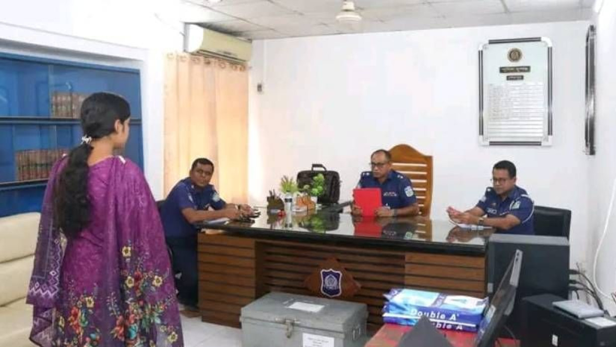 এক চাকরিপ্রার্থীর সাক্ষাৎকার নেওয়া হচ্ছে