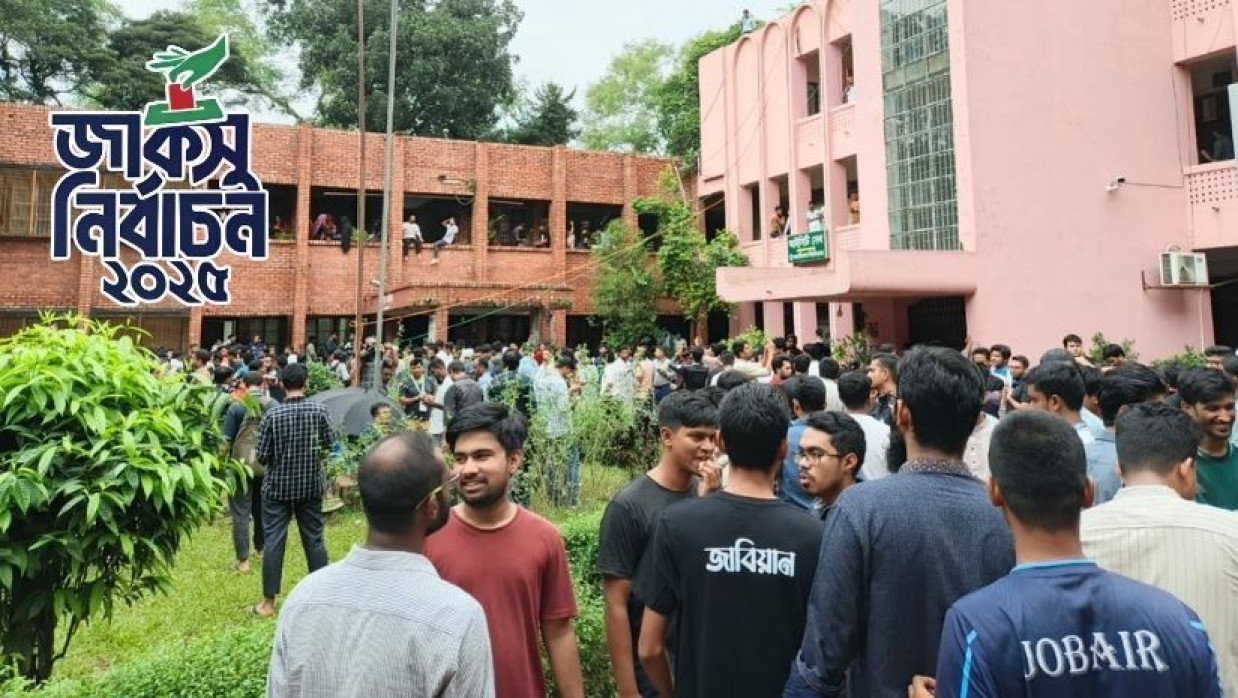 সিনেট ভবনের সামনে শিক্ষার্থীদের অবস্থান