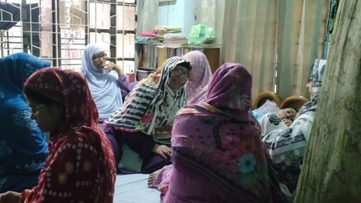 জান্নাতুলের বাড়িতে পরিবার ও স্বজনদের মাঝে চলছে শোকের মাতম। শুক্রবার বিকালে পাবনা শহরের জেলাপাড়া এলাকায়।